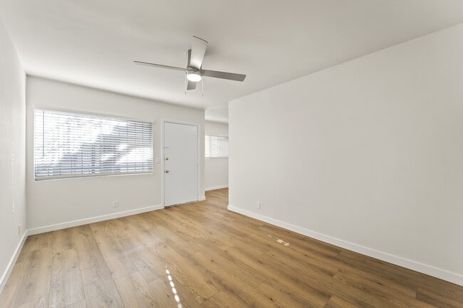 Building Photo - 856 W 84th St
