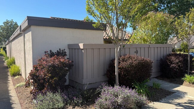Foto del edificio - Clayton Townhouse 3 bedrooms 2 bathrooms 2 car garage