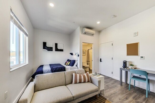 Building Photo - New Luxury Apartment at Artthaus Six. 3 mo...