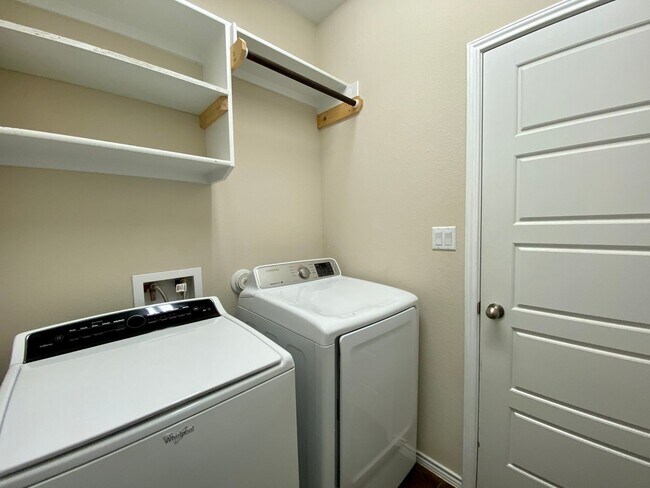 Building Photo - Stunning 3 bed room 2 bathroom in South Ea...