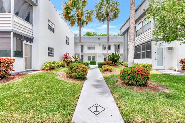 Building Photo - 422 Normandy Ln