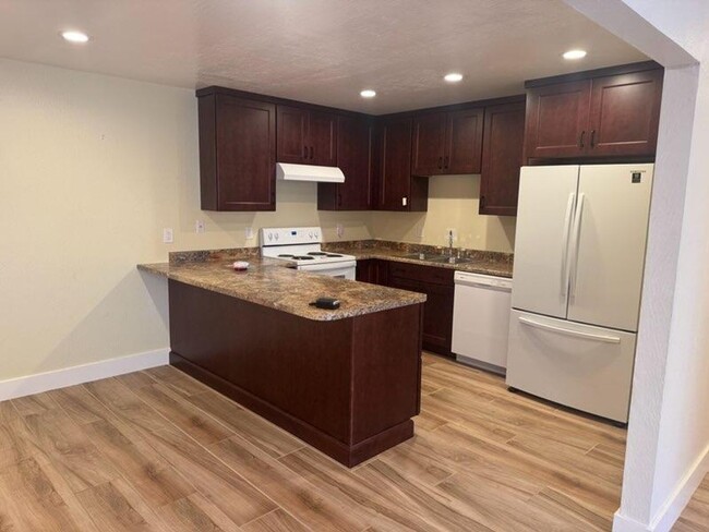 Foto del edificio - 19350oldcreekroadUNITb.IS4LEASE.COM
