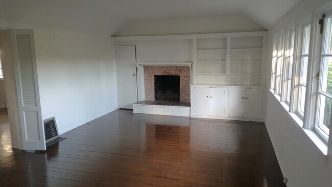 Building Photo - 8533 Rosewood Ave