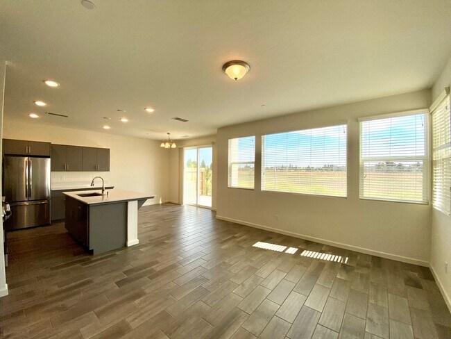 Foto del edificio - $2,395 Alluvial & Fowler, 3 Bedroom Home -...