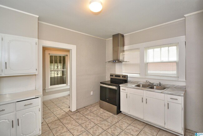 Building Photo - 525 53rd St Ens