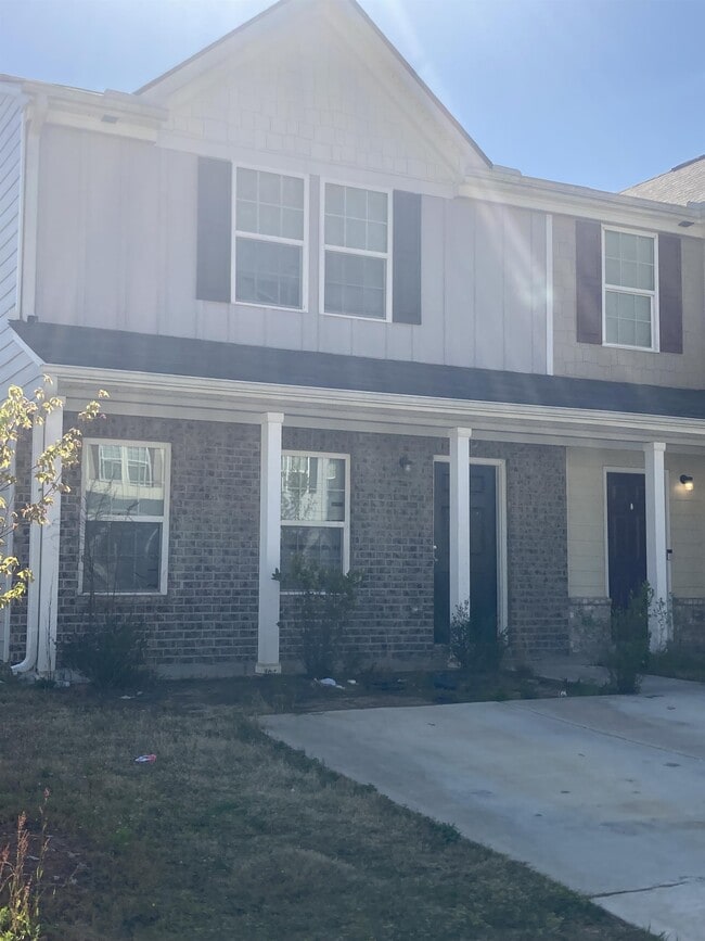 Building Photo - 2545 Piering Dr