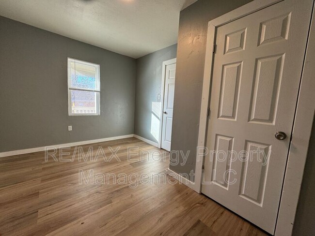 Building Photo - 220 E Springer Ave