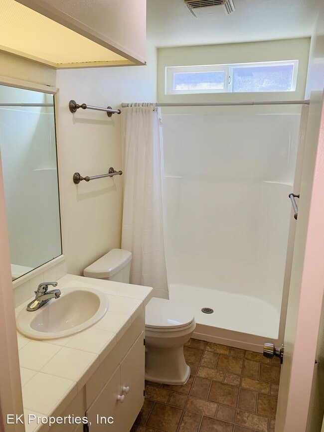 Building Photo - 2 br, 2 bath Apartment - 2240 Cambridge Ave.