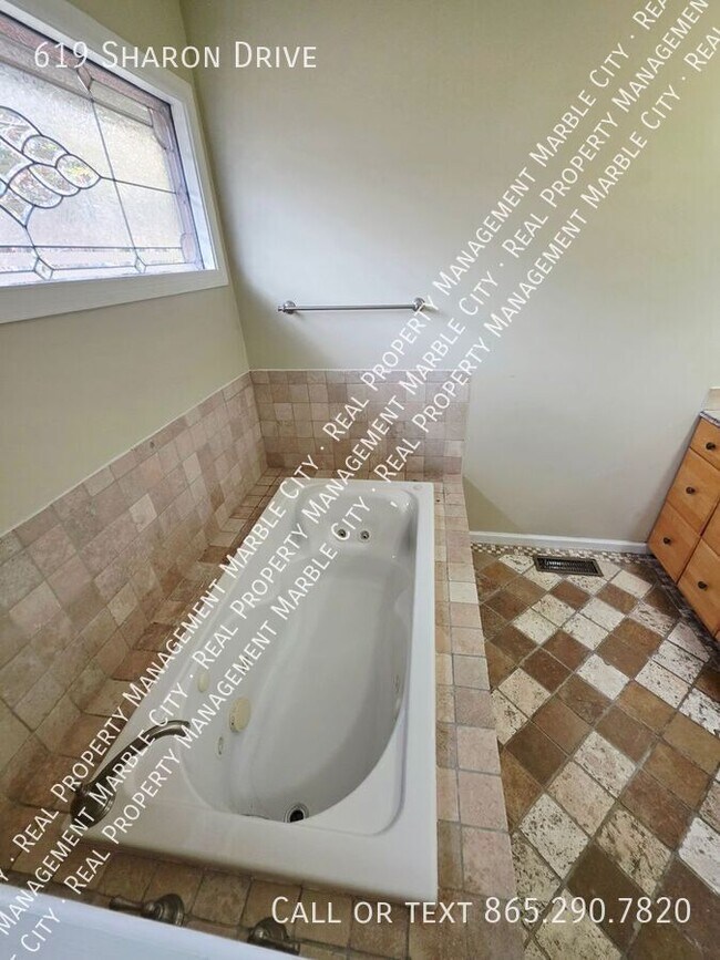 Foto del edificio - 619 Sharon Dr