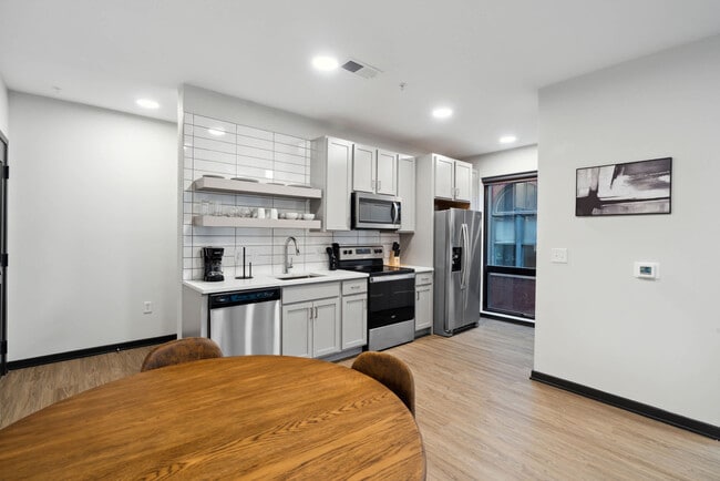 Foto del edificio - 423 E Michigan St