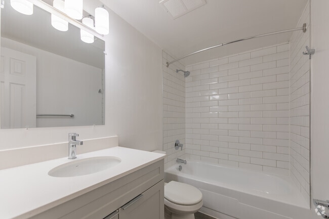 1BR, 1BA - 791SF - Bathroom - 500 Glenelm Crescent