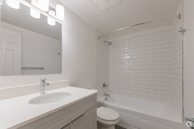 1BR, 1BA - 791SF - Bathroom - 500 Glenelm Crescent
