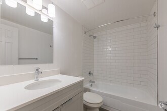 1BR, 1BA - 791SF - Bathroom - 500 Glenelm Crescent