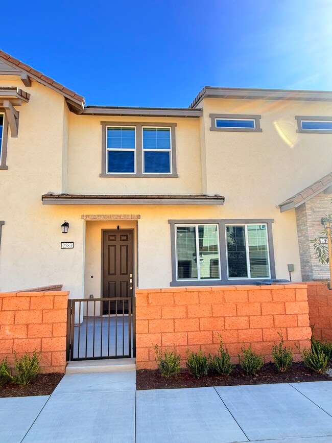 Building Photo - 2583 Cloudview Privado