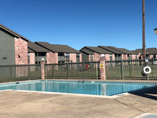 Pool - Cottonwood Apartments