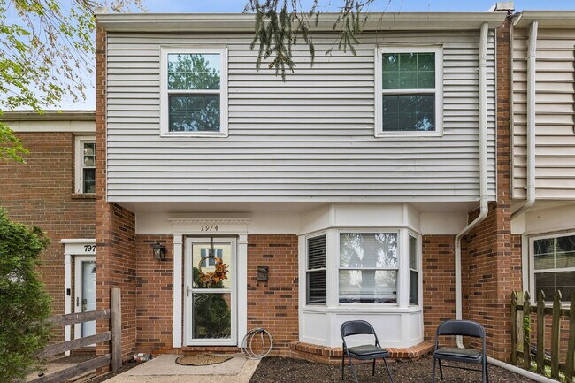 Foto del edificio - Beautifully remodeled two-level townhouse located in the desirable Irongate Community,