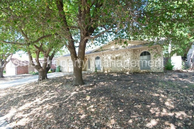 Foto del edificio - 2613 Pebblebrook St