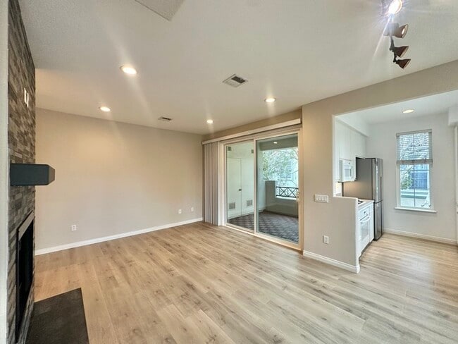 Building Photo - Second Floor Updated 2 BD / 2 BA In Carmel...