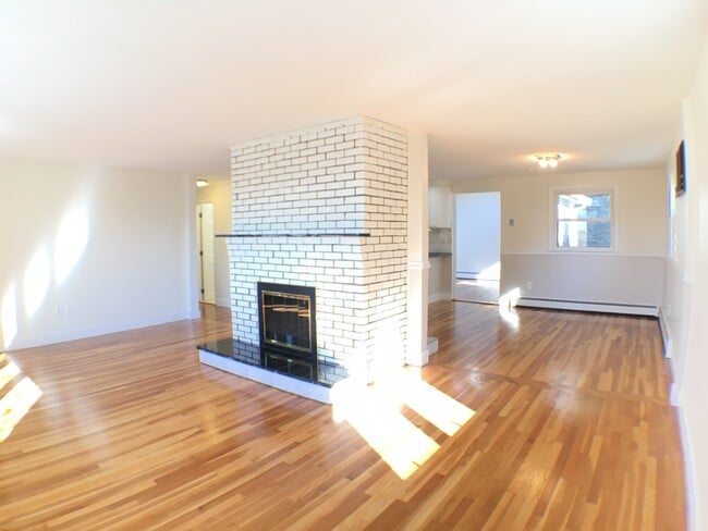 Building Photo - 5 Oak Pl