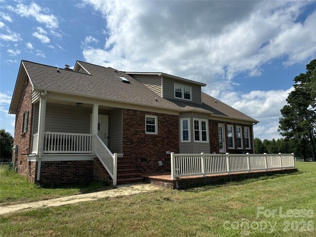 Building Photo - 2417 Lynwood Dr