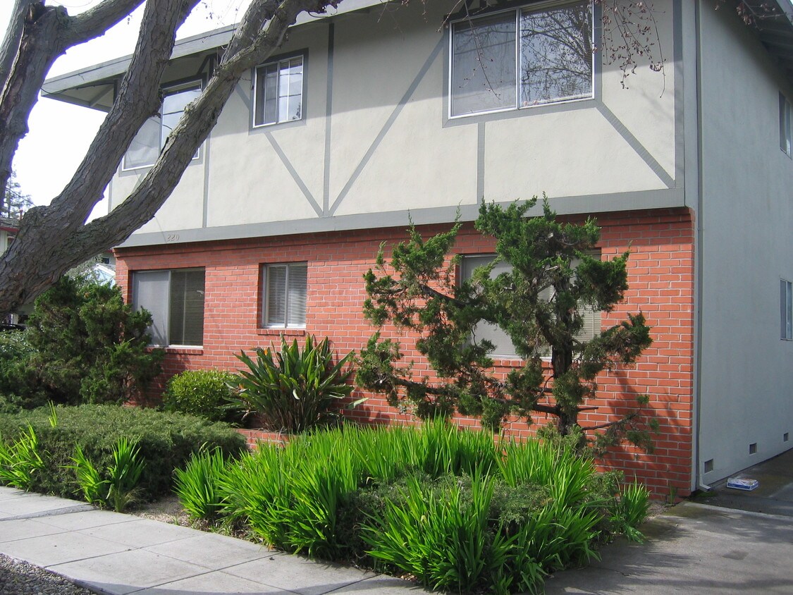 Primary Photo - 220 College Ave