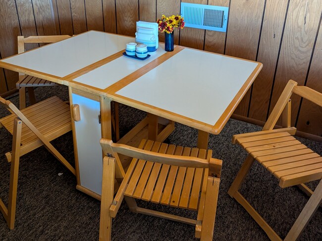 Mesa y sillas de comedor - 26180 Whispering Oak Ln