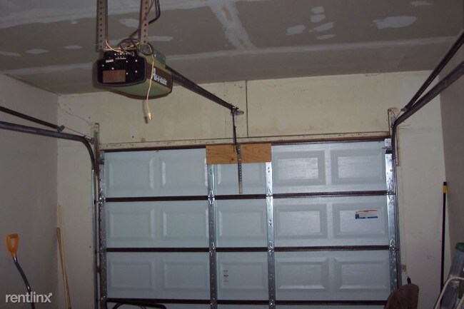 Building Photo - 3 br, 1 bath Apartment - 5 Windy Hill Road