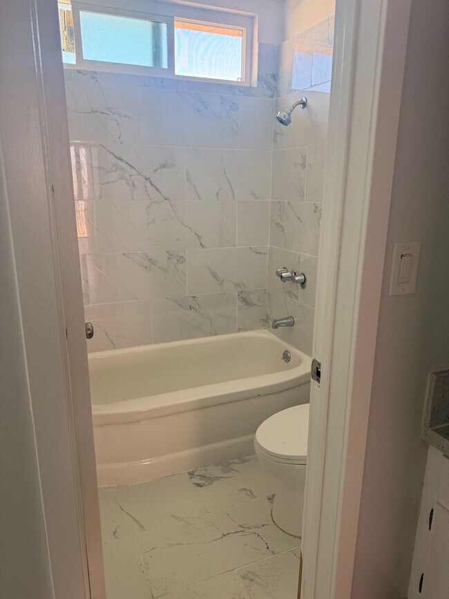 Building Photo - Charming 1 Bedroom Apartment with Pool, Patio & Flexible Month-to-Month Lease