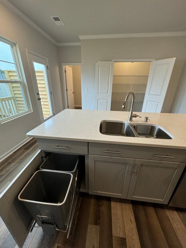 Foto del edificio - 4 Bed 3.5 Bath Townhouse in Durham