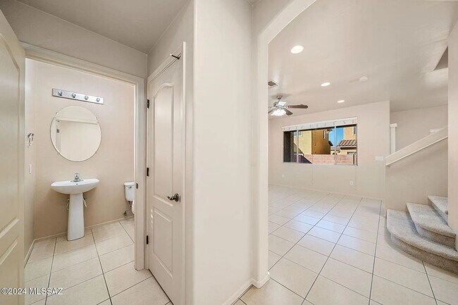 Building Photo - 4 bed/3bath in desirable Paseo Del Rio Community