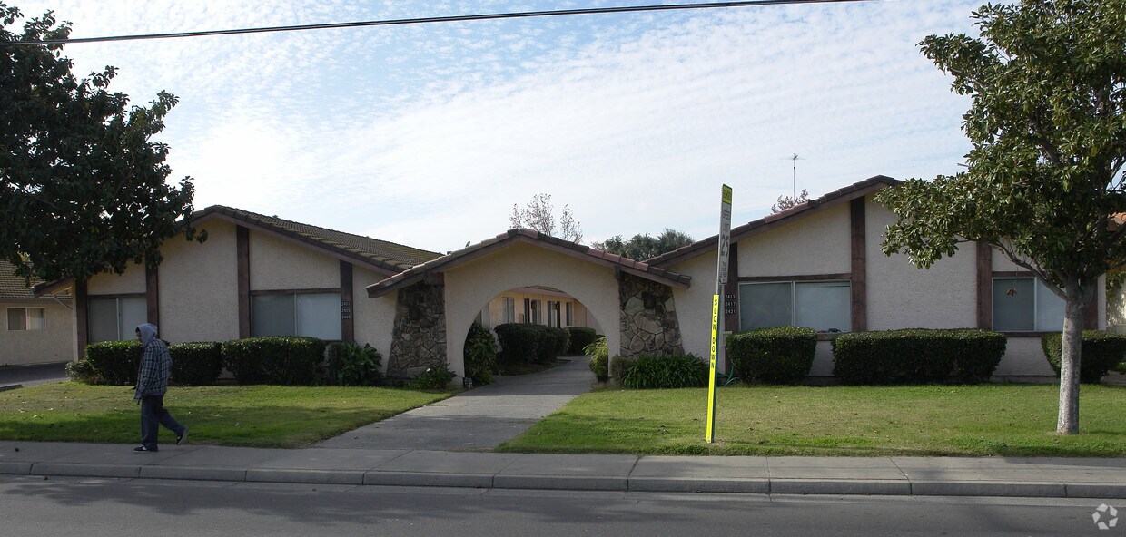 Foto del edificio - 2401 N Winton Way