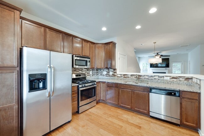 Building Photo - Beautifully maintained 3-bedroom, 3 bath e...
