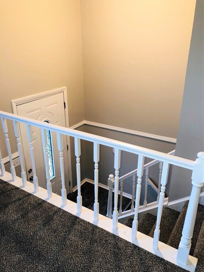 Building Photo - Newly Renovated Home with Deck!