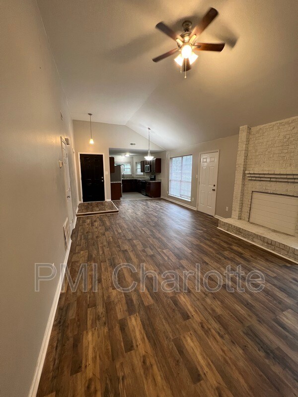 Building Photo - 9007 Vicksburg Rd