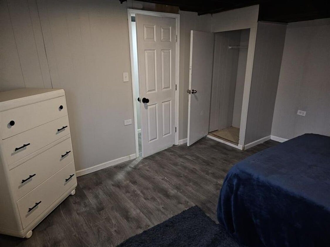Building Photo - 1 Private Bedroom 1 Shared Bathroom *REGIS...