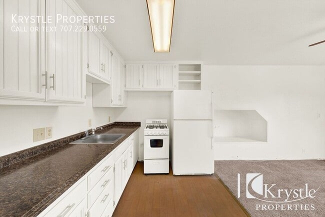 Foto del edificio - Charming Up-Level 2-Bed Apartment with Bal...