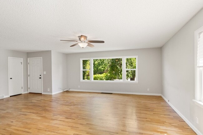 Building Photo - 4 Bedroom 2 Bath