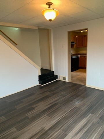 Building Photo - 1121 Eisenhower Dr