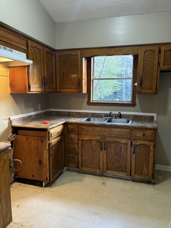 Building Photo - 612 10th Ave