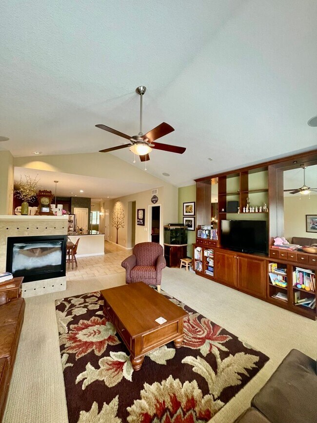 Building Photo - Charming 2 Bed/2 Bath with study!