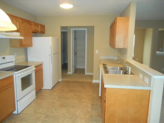 Building Photo - 806 Farm View Drive