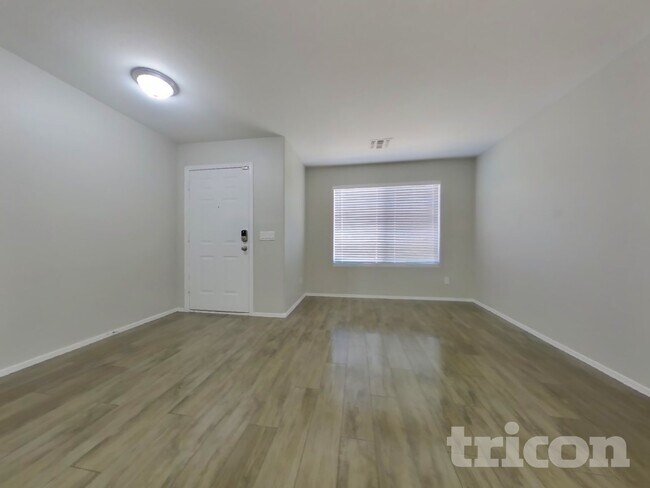 Foto del edificio - 12613 W Indianola Ave