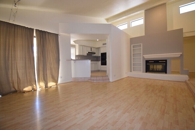 Foto del edificio - Beautiful home in South Mountain w/ Amenit...