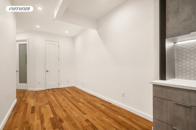 Foto del edificio - 16-61 Woodbine St
