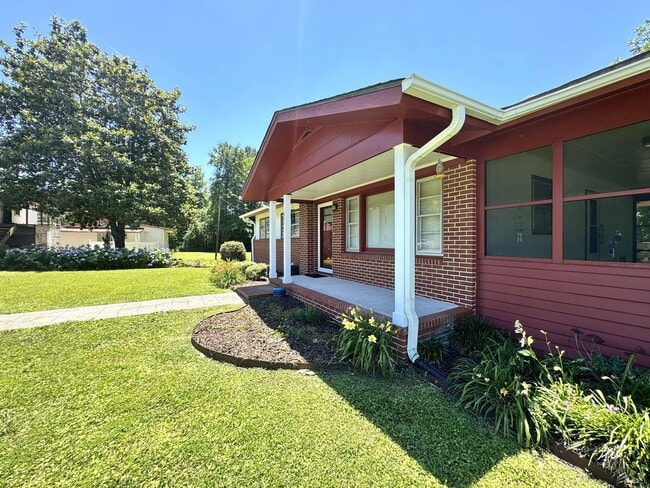 Building Photo - Convenient 3BR Home with Water & Lawn Care Included