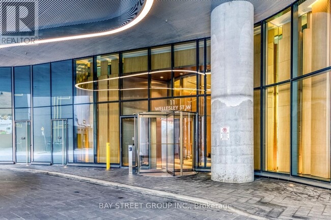 Photo du bâtiment - 11 Wellesley St W