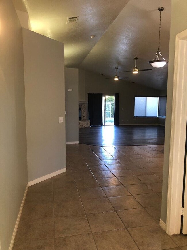Foto del edificio - 3 bedroom 2 bathroom Home in Silver Lakes!...