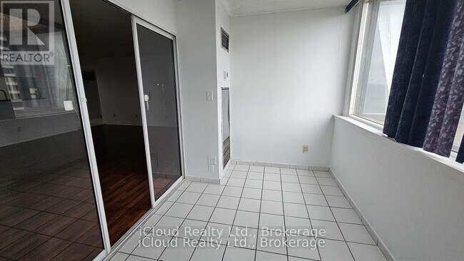 Photo du bâtiment - 80 Alton Towers Cir