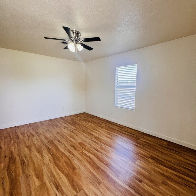 Foto del edificio - Welcome home to your 2 Bedroom | 1 Bathroom Apartment located in Nederland, TX.