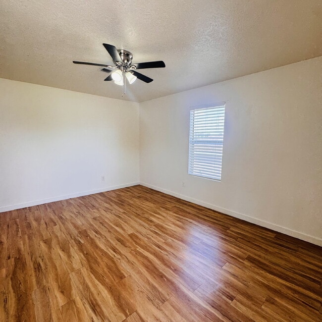 Building Photo - Welcome home to your 2 Bedroom | 1 Bathroom Apartment located in Nederland, TX.
